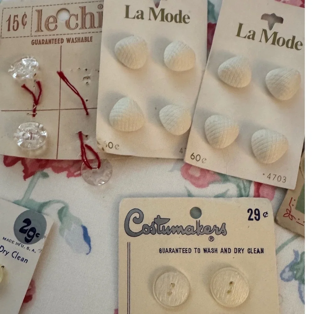 Vintage Button Lot La Mode Le Chic Costumakers Mother of Pearl Glass Retro Cards